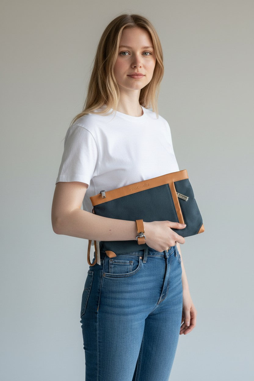 Pochette in Tessuto e Pelle Blu Navy